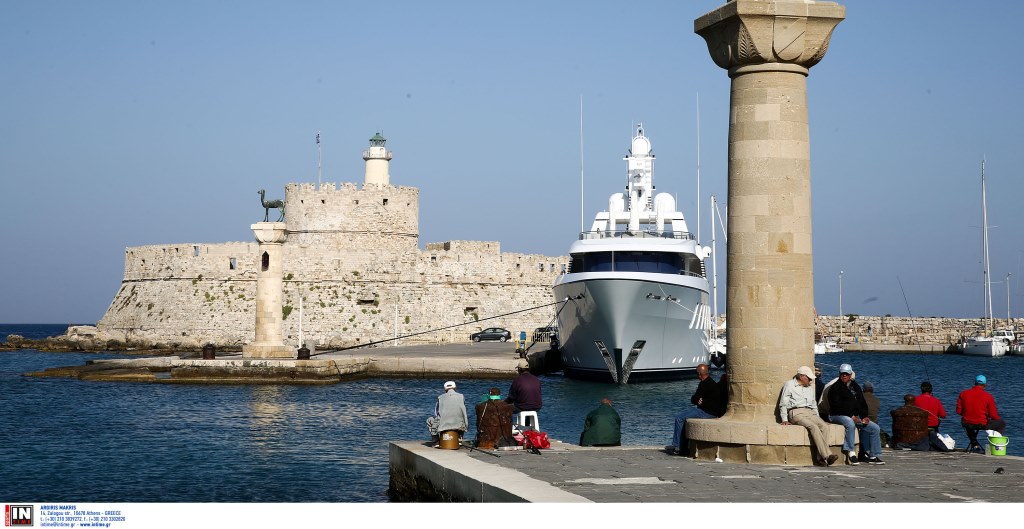 Κρατούμενος πέθανε εν πλώ για τη Ρόδο όπου θα δικαζόταν