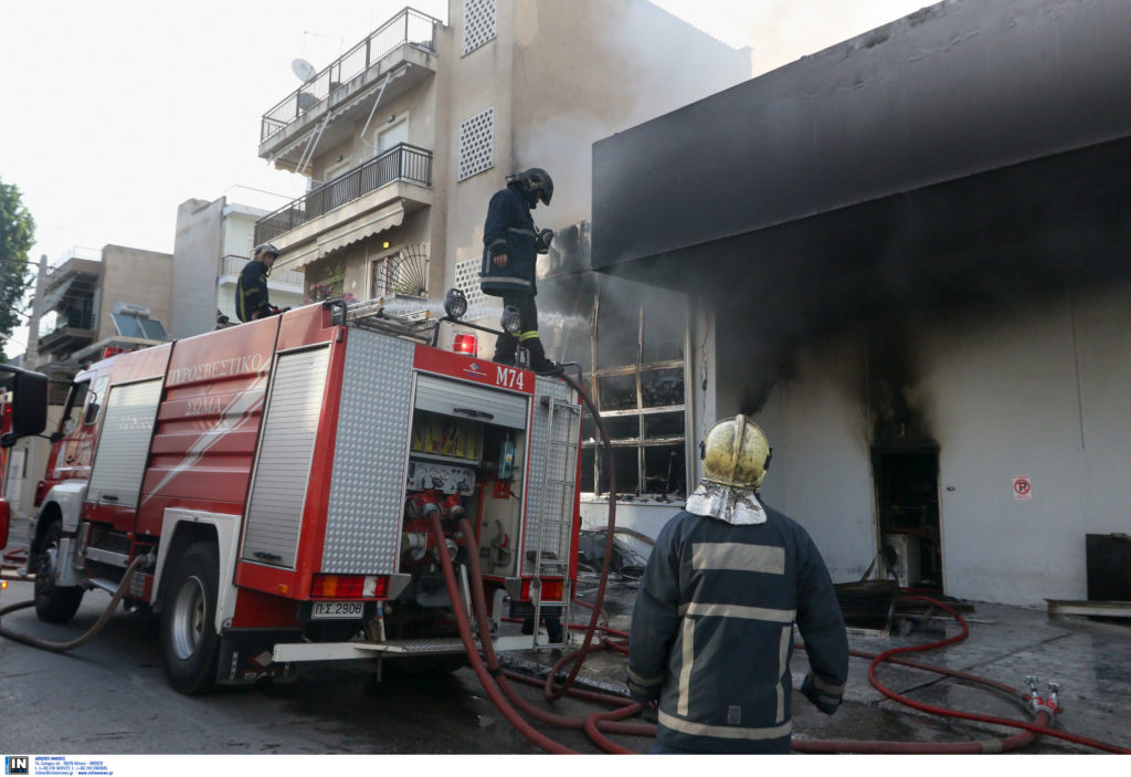 Περιστέρι: Υπό μερικό έλεγχο η μεγάλη πυρκαγιά σε αποθήκη ηλεκτρικών – Κάηκε το δωμάτιο ενός σπιτιού (Photos)