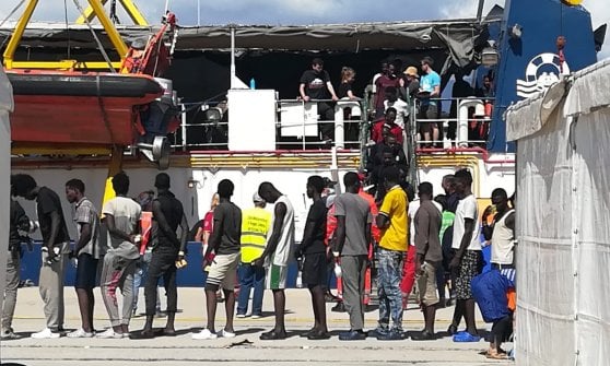 Πλοίο γερμανικής ΜΚΟ διέσωσε 232 μετανάστες στη Νότια Ιταλία (Photos)