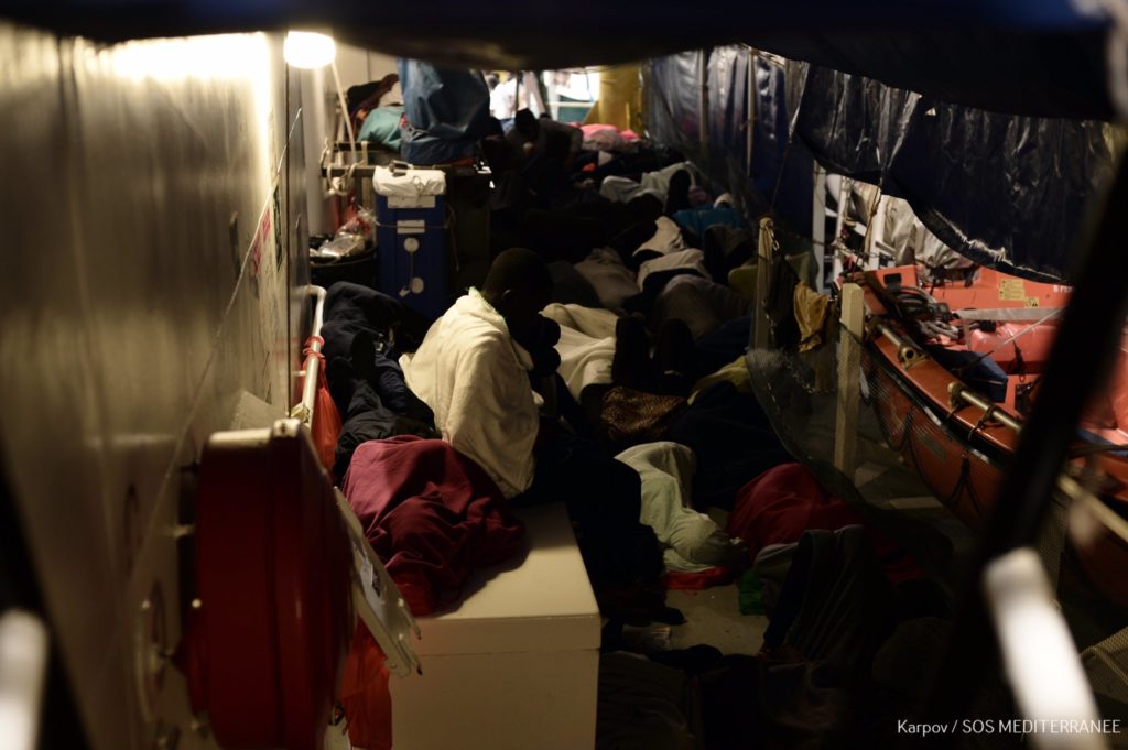 Αδιέξοδο για τους 629 πρόσφυγες – Το πλοίο παραμένει μεσοπέλαγα μεταξύ Ιταλίας και Μάλτας