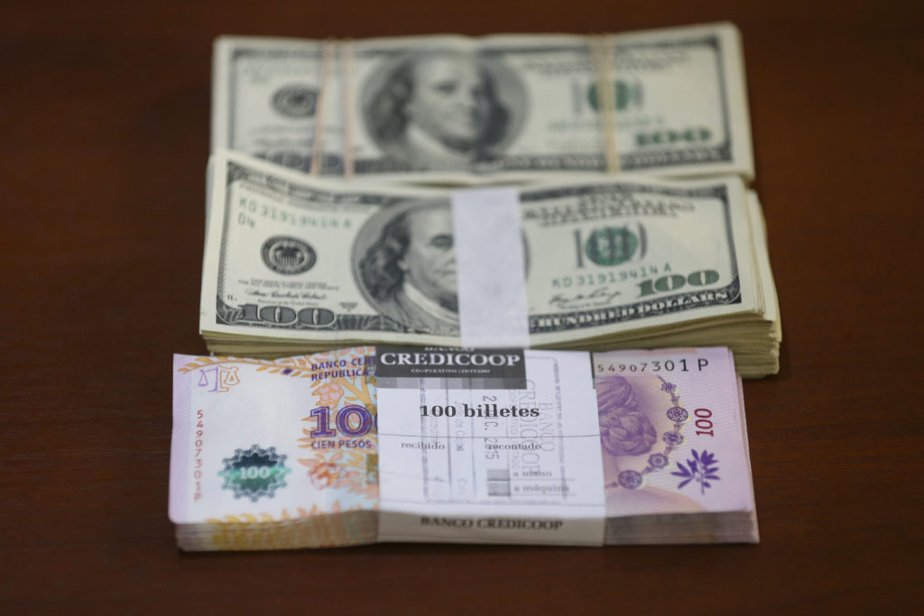 Στο ναδίρ το νόμισμα της Αργεντινής μετά τη συμφωνία με το ΔΝΤ