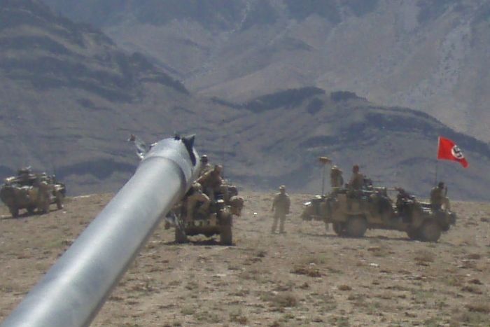Απίστευτο περιστατικό στο Αφγανιστάν: Στρατιώτες ύψωσαν την ναζιστική σημαία (Photos)