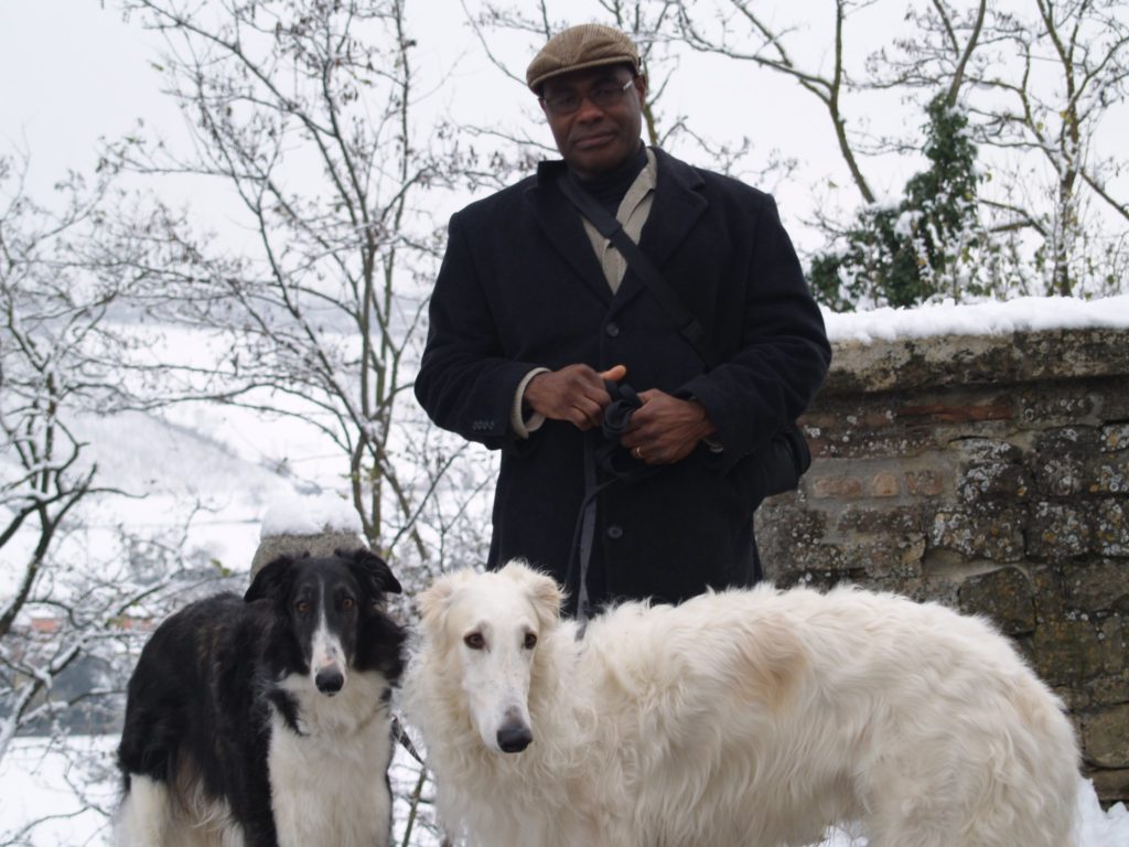ΗΠΑ: Βρήκε τον μπελά του βγάζοντας βόλτα τα σκυλιά του επειδή ήταν μαύρος!