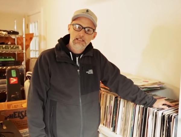 Ο Moby πουλάει τη δισκοθήκη του για καλό σκοπό (Video)