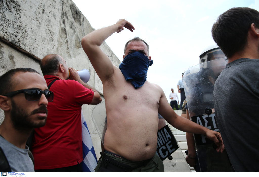 «Μακεδονομάχοι» αποπειράθηκαν να λιντσάρουν μετανάστη στο Σύνταγμα -Σώθηκε από την φρουρά της Βουλής