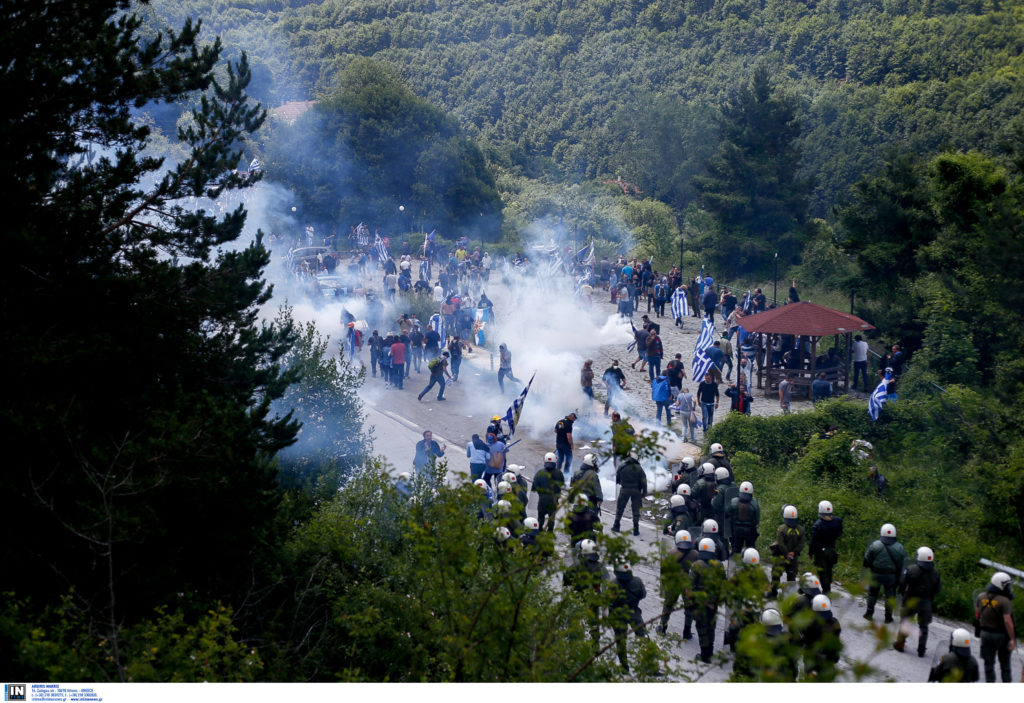 Ένταση και χημικά στο Πισοδέρι με διαδηλωτές που αντιδρούν στη συμφωνία (Video)
