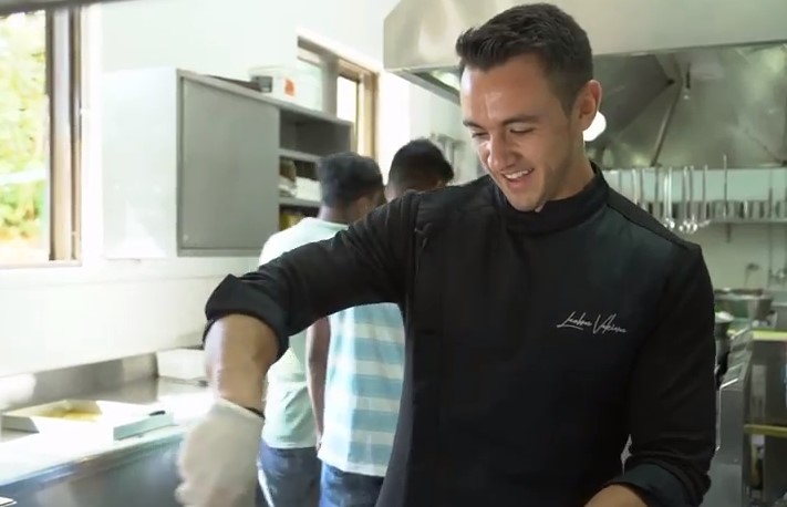 Ένας Master Chef μαθαίνει τα μυστικά του σε παιδιά πρόσφυγες (Video)