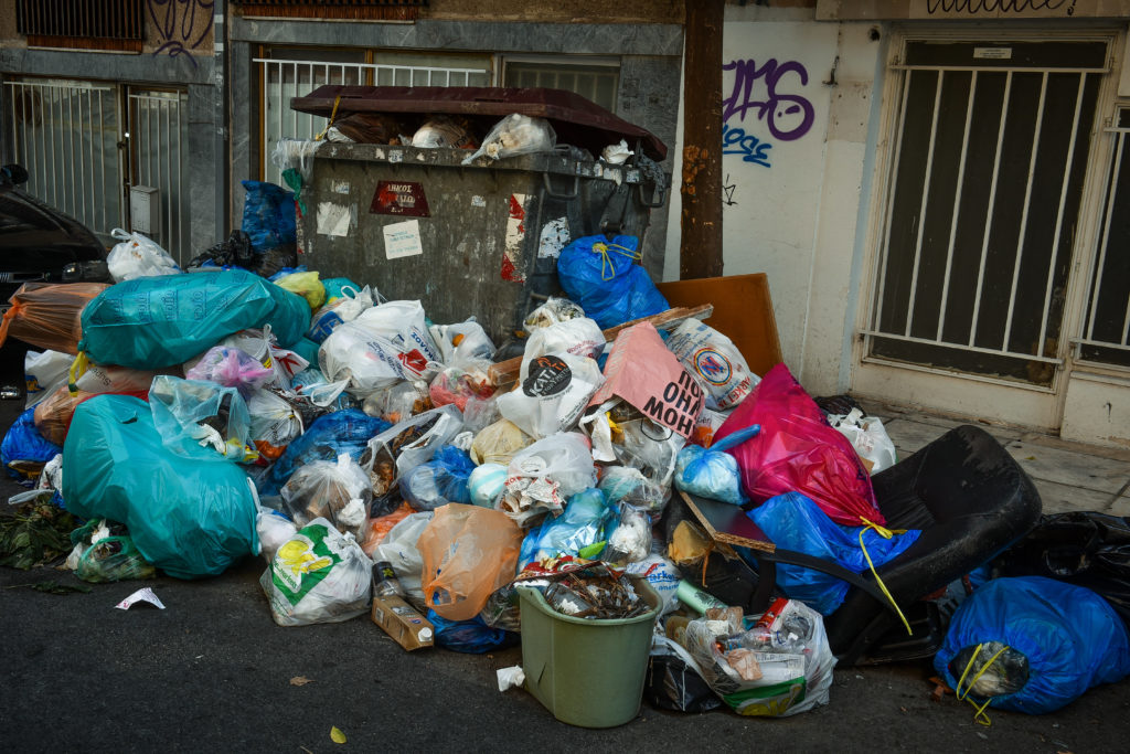 Σκουπίδια: 8 χιλιόμετρα ουρά από τα απορριμματοφόρα έξω από τον ΧΥΤΑ (Αεροφωτογραφιες)