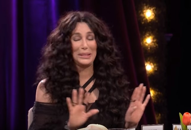 Η Cher προτίμησε να φάει στον αέρα μια… κάμπια, παρά να μιλήσει για τους εραστές της (Video)