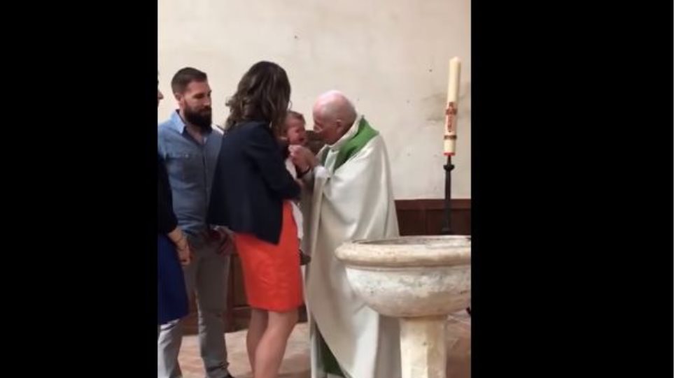 Σοκ: Καθολικός παπάς χαστουκίζει μωρό επειδή έκλαιγε κατά τη βάπτιση (Video)
