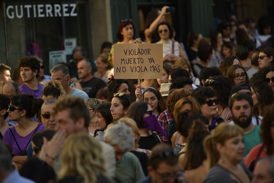 Στους δρόμους οι Ισπανοί: Οργή για την αποφυλάκιση πέντε ανδρών που κατηγορούνται για ομαδικό βιασμό