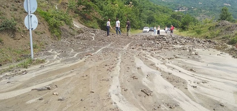 Παλιά Εθνική Οδός μετατράπηκε σε χώρο με μπάζα και λάσπες (Photos)