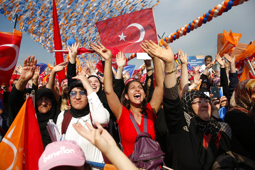 Κορύφωση προεκλογικού αγώνα με δύο μεγάλες συγκεντρώσεις στην Κωνσταντινούπολη
