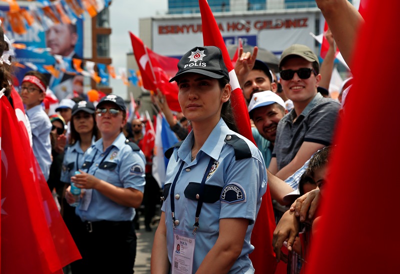 Τρόμος στις τουρκικές εκλογές: Πυρά στα γραφεία του Κουρδικού Κόμματος