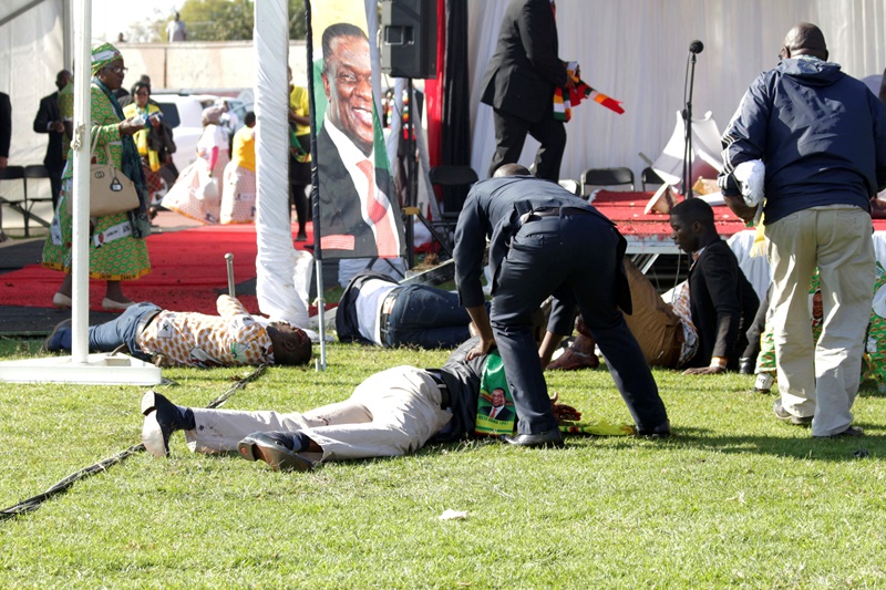 Ζιμπάμπουε: Έκρηξη σε προεκλογική ομιλία του προέδρου Μνανγκάγκουα – πολλοί τραυματίες μεταξύ τους και οι δύο αντιπρόεδροι της χώρας
