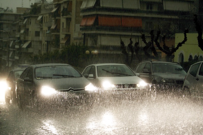 Μπουρίνι σάρωσε το Βόλο και εγκλώβισε χιλιάδες αυτοκίνητα