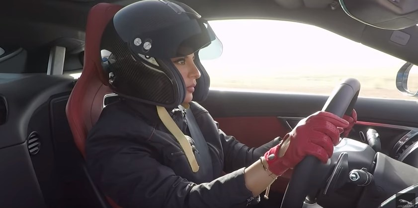 Γυναίκα από τη Σ. Αραβία στο τιμόνι μονοθέσιου πριν από το γαλλικό Grand Prix (Video)