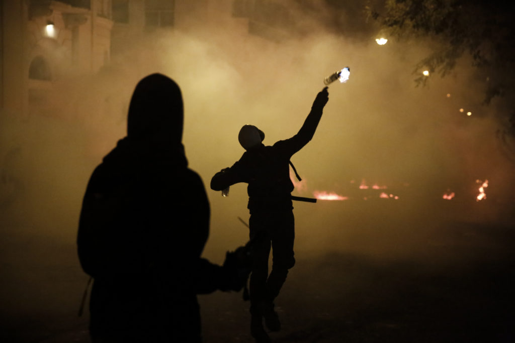 Δολοφονική επίθεση φασιστών σε κατάληψη κτιρίου στα Α. Πετράλωνα – Ένας τραυματίας