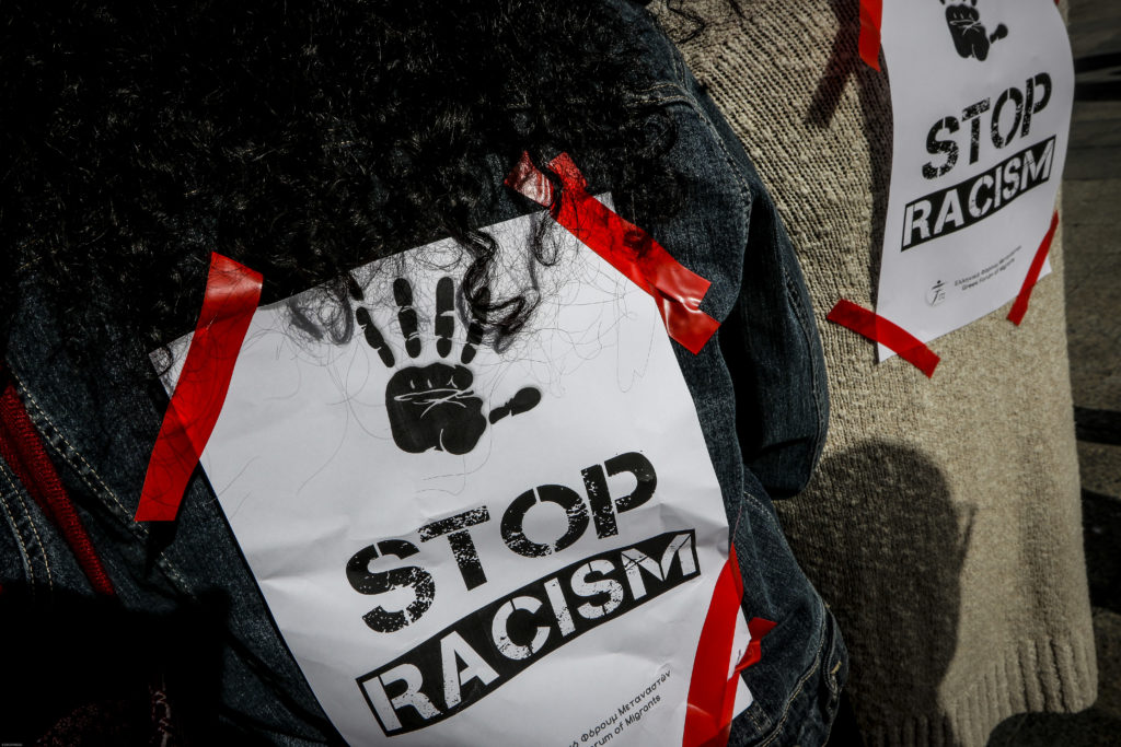 Στο αυτόφωρο 4 Έλληνες για ρατσιστική επίθεση κατά ανήλικου Πακιστανού