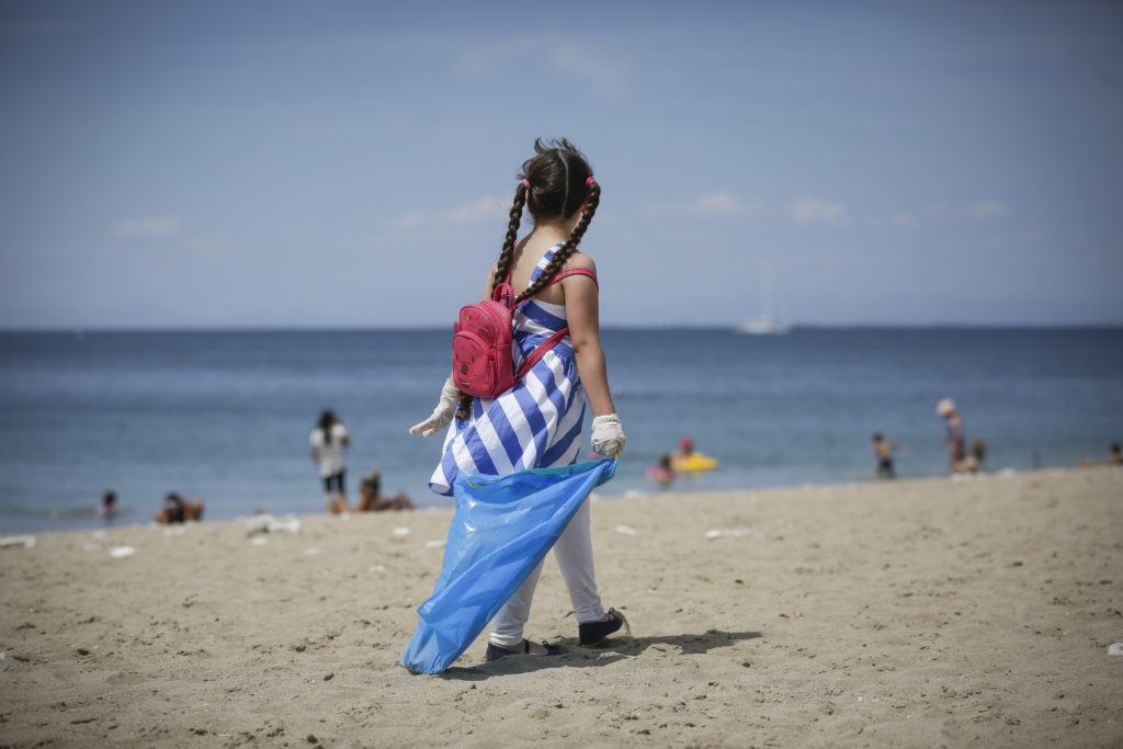 Ελληνοαμερικανοί μαθητές θα καθαρίσουν ακτές και βυθό στη Σαρωνίδα