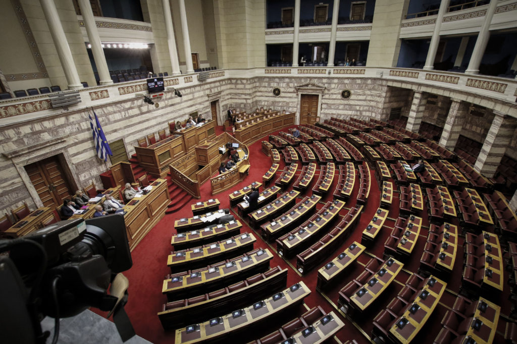 Κάτσε κάτω από τη βουλευτική έδρα