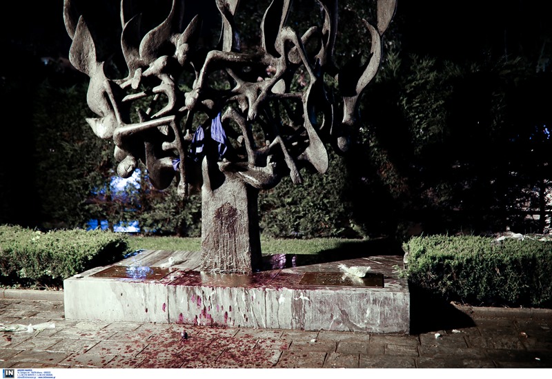 ΣΥΡΙΖΑ: Η βεβήλωση του μνημείου του Ολοκαυτώματος αμαυρώνει τη χώρα μας διεθνώς