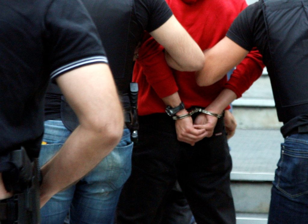 Σάλος από τις συλλήψεις των δύο «αρίστων» νεοδημοκρατών του σκανδάλου των Ελληνοποιήσεων – Υποχρεώθηκαν σε παραίτηση