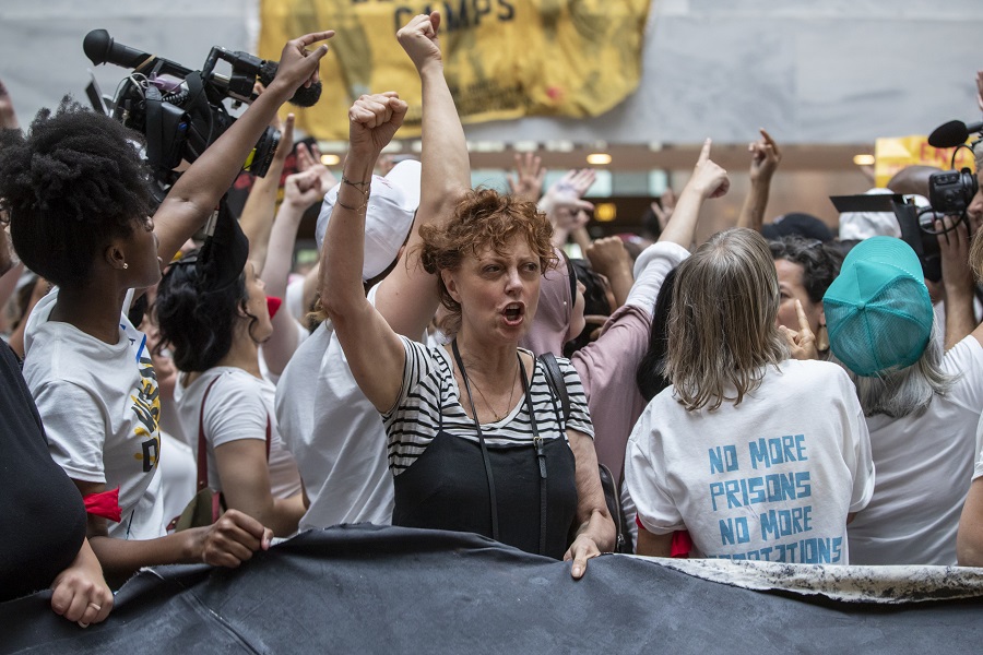 Συνέλαβαν τη Σούζαν Σάραντον κατά τη διάρκεια διαδήλωσης