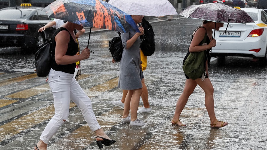 «Θύματα» σφοδρής… τροπικής καταιγίδας έπεσαν οι Μοσχοβίτες! (Videos)