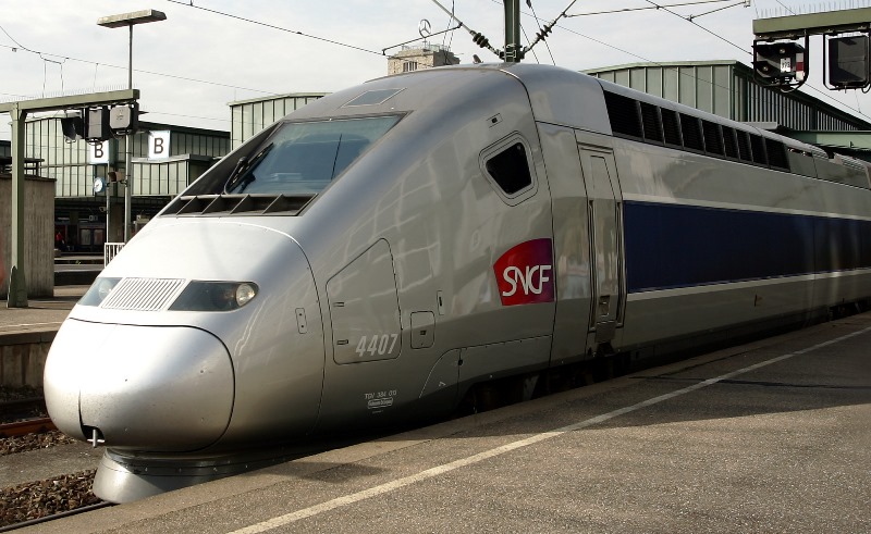 Γαλλία: 16χρονο κορίτσι σκοτώθηκε, χτυπημένο από τρένο υψηλής ταχύτητας – σώθηκε το μωρό στο καρότσι  που συνόδευε