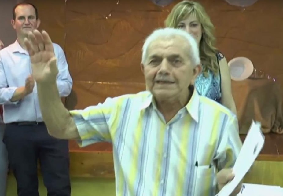 Πάτρα: Αυτός είναι ο παππούς που πήρε απολυτήριο σχολείου στα 83 του