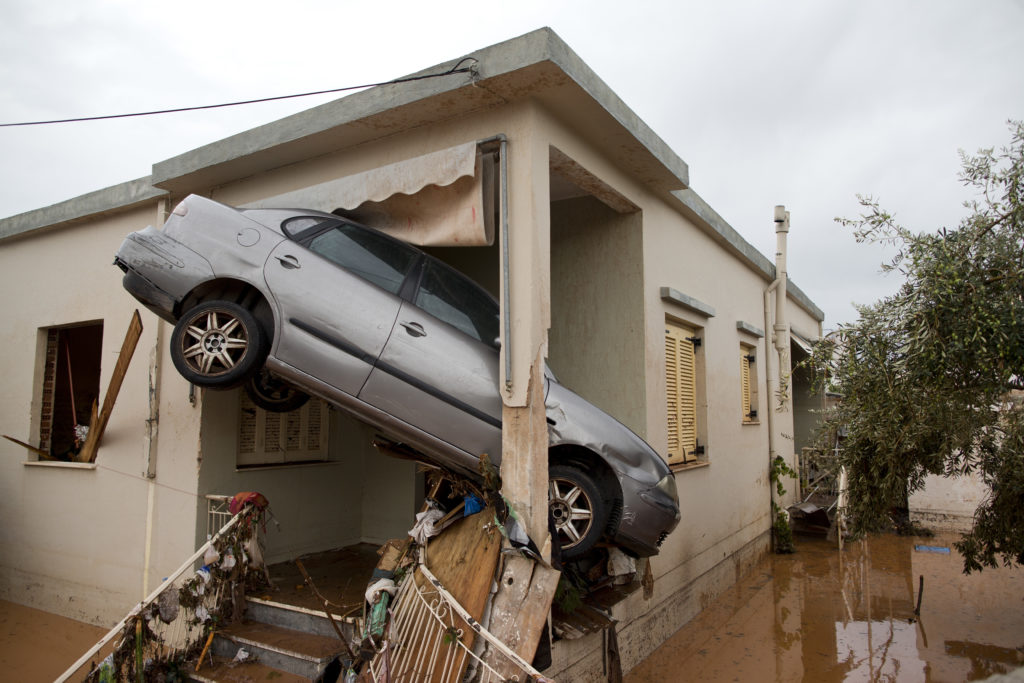 Οι κάτοικοι της Μάνδρας ζητούν να μάθουν τους υπεύθυνους της καταστροφής αλλά κυρίως να γίνουν έργα