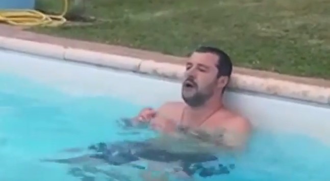 Δείτε τον Σαλβίνι να κολυμπάει σε πισίνα βίλας της μαφίας που κατασχέθηκε (Video)