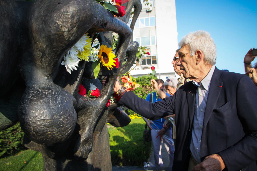 Θεσσαλονίκη: Λουλούδια στο Μνημείο Ολοκαυτώματος μετά τον βανδαλισμό – Παρών και ο Μπουτάρης (Photos)
