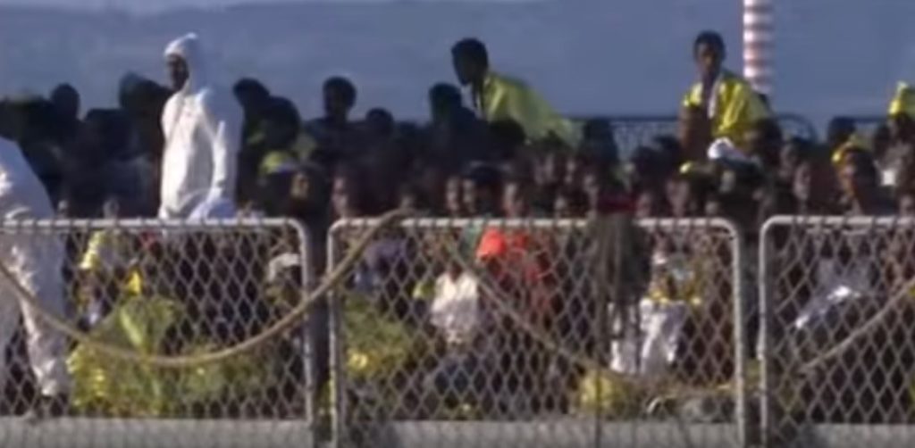 Ιρλανδικό πλοίο αποβίβασε 106 μετανάστες στη Μεσίνα της Σικελίας