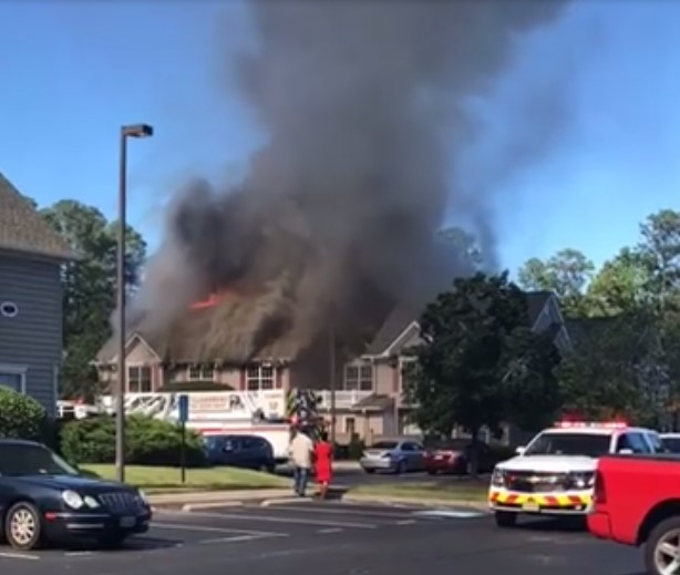 ΗΠΑ: Ελικόπτερο έπεσε σε σπίτια στη Βιρτζίνια (Video)