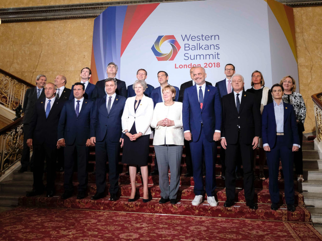 Ο Αλβανός πρωθυπουργός εμφανίστηκε στη σύνοδο κορυφής με κοστούμι και αθλητικά (Photo)