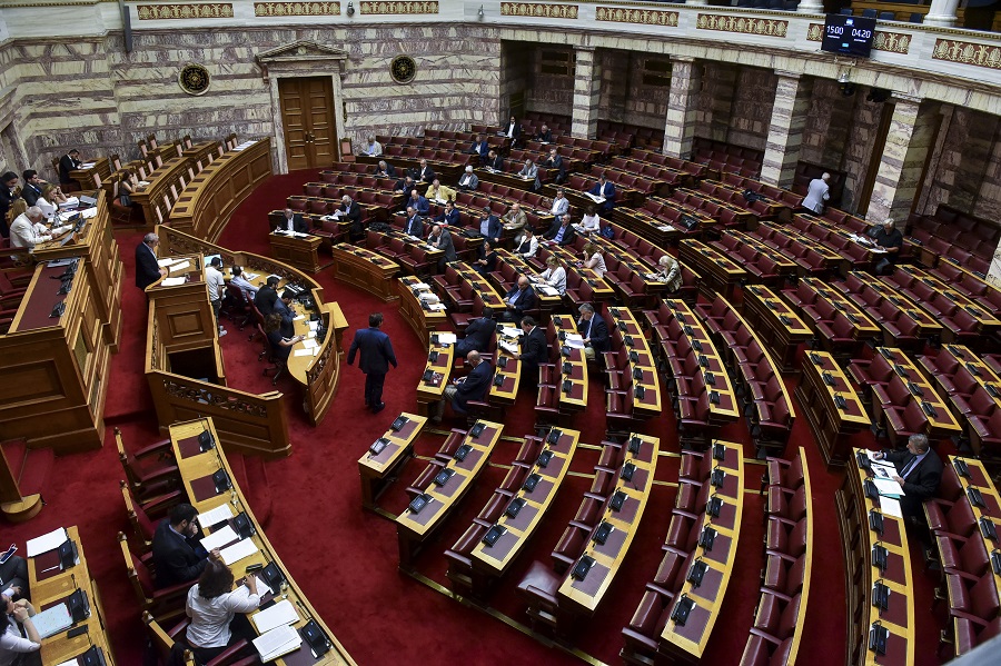 Βουλή: Ψηφίστηκε το νομοσχέδιο για την αντιμετώπιση της αδήλωτης εργασίας