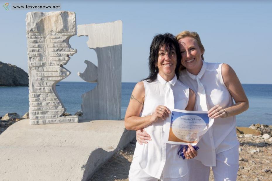 Στη σκιά του αγάλματος της Σαπφούς πραγματοποιήθηκε ο πρώτος γάμος μεταξύ δύο γυναικών στη Μυτιλήνη