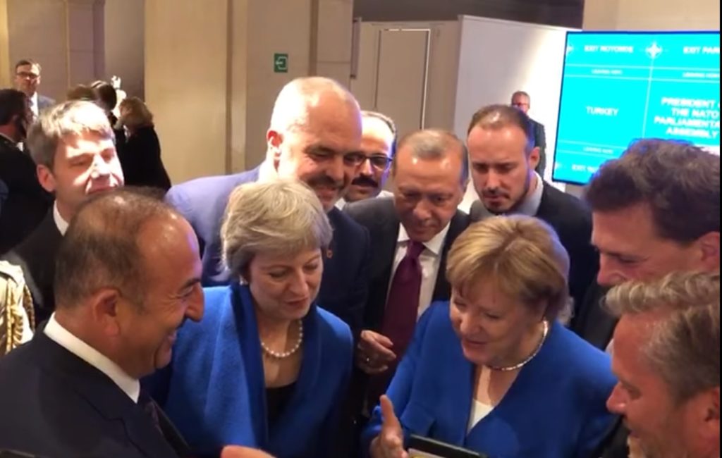 Ο Αλβανός πρωθυπουργός χαίρεται… «ύπουλα» που πέρασε η Κροατία – Παρηγοριά στη Μέι από Μέρκελ (Photo – Video)