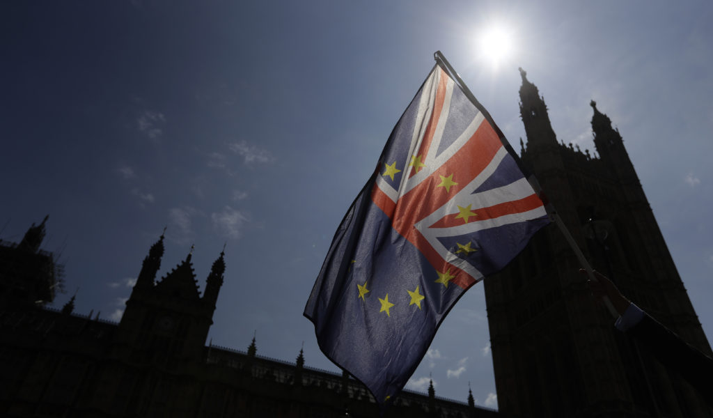 Παρουσιάστηκε στη βρετανική βουλή η Λευκή Βίβλος, οι λεπτομέρειες για τη σχέση με την ΕΕ