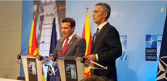 Η πΓΔΜ πήρε την επίσημη πρόσκληση για ένταξη στο ΝΑΤΟ – «Εμπόδιο ήταν η ονομασία»