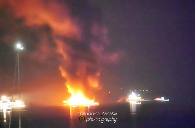 Ζάκυνθος: Βυθίστηκε ιστιοπλοϊκό μετά από πυρκαγιά (Photos)