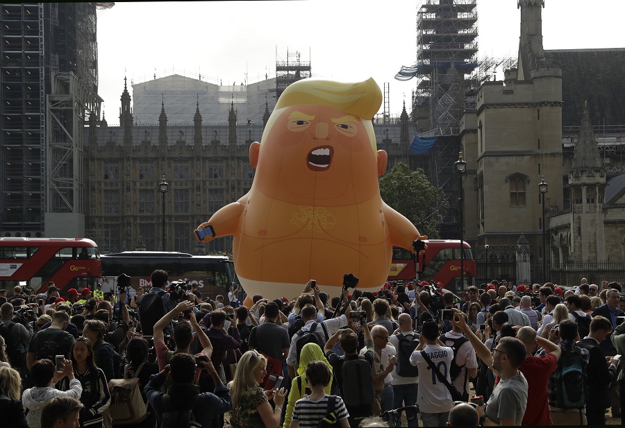 Ύψωσαν αερόστατο-μωρό με την μορφή του Τραμπ στο Λονδίνο (Photos)