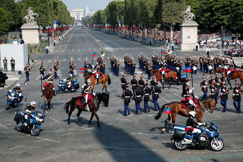 Γαλλία: Παρέλαση με μεγαλοπρέπεια και… απρόοπτα (εικόνες)