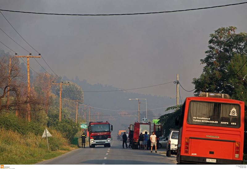 Ρέθυμνο: Μεγάλη πυρκαγιά απειλεί χωριό