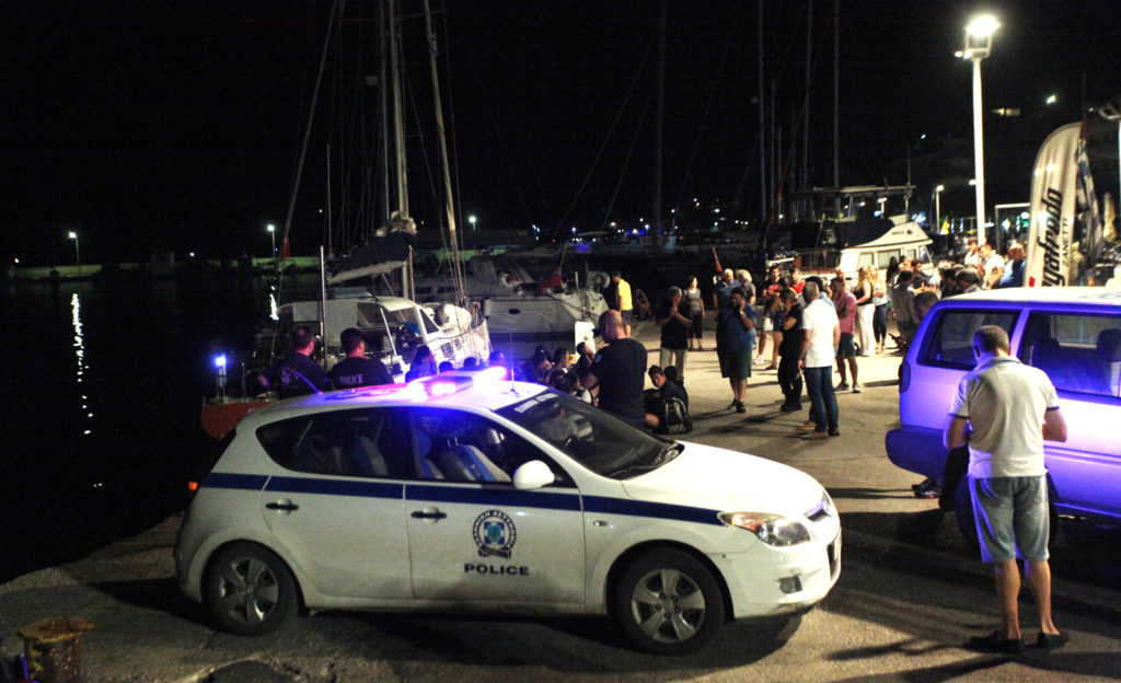 Λευκάδα: 56 μετανάστες εντοπίστηκαν σε ιστιοπλοϊκό – Φιλοξενουνται στον Αστακό (Photos)