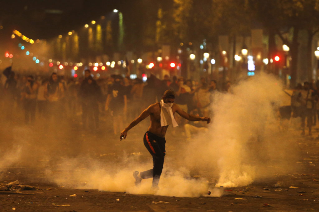 Γαλλία: 292 άτομα υπό κράτηση – «Πλιάτσικο» στους πανηγυρισμούς