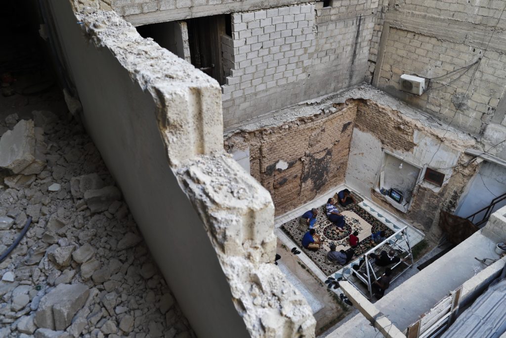 Συρία: Παρακολουθώντας τον τελικό στα ερείπια του σπιτιού (Photos)