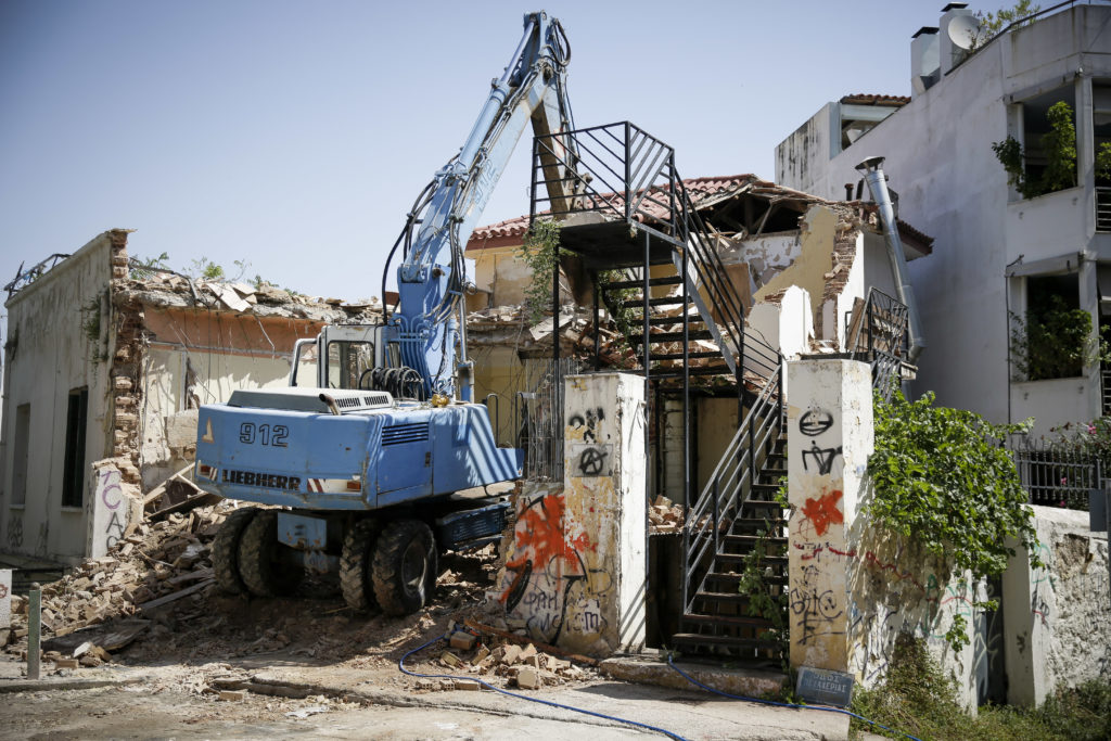 Εξάρχεια: Κατεδάφιση κατειλημμένου κτιρίου που χρησιμοποιούσαν ως γυμναστήριο